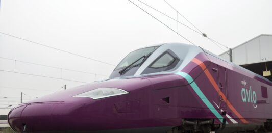 Un tren Avlo (Alta Velocidad Low Cost) de Renfe de la Serie 112.
