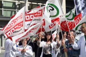 Ricardo Ordóñez / ICAL . Concentración de los trabajadores de sanidad frente al Hospital Universitario de Burgos