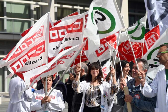 Ricardo Ordóñez / ICAL . Concentración de los trabajadores de sanidad frente al Hospital Universitario de Burgos