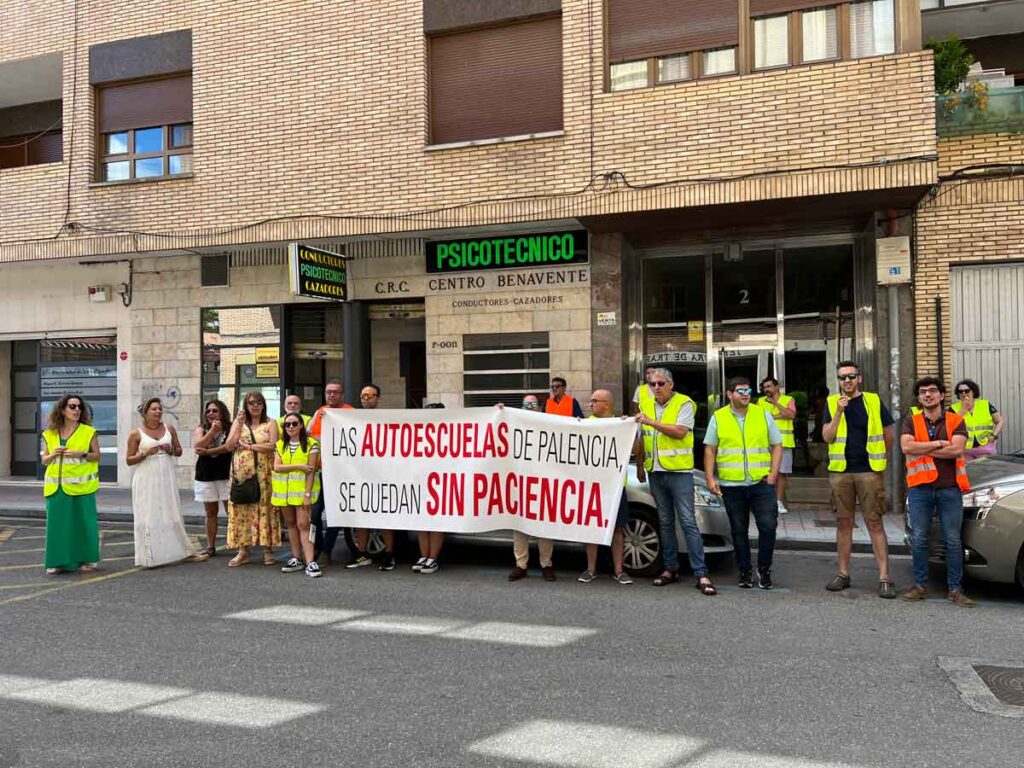 Manifestación-Autoescuelas-Julio-2023-en-calle-Jacinto-Benavente