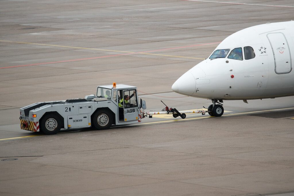 Un tractor de remolque de un avión.