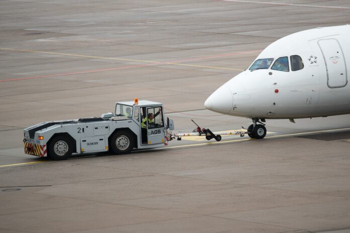 Un tractor de remolque de un avión.