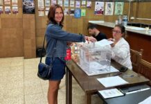 M. Luz Martínez Seijo, candidata y cabeza de lista al Congreso por el PSOE de Palencia, ejerciendo su derecho a voto.