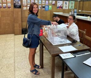 M. Luz Martínez Seijo, candidata y cabeza de lista al Congreso por el PSOE de Palencia, ejerciendo su derecho a voto.