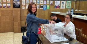 M. Luz Martínez Seijo, candidata y cabeza de lista al Congreso por el PSOE de Palencia, ejerciendo su derecho a voto.