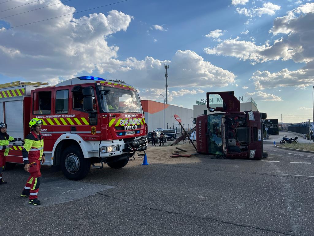 Camión volcado en la Avenida Comunidad Europea