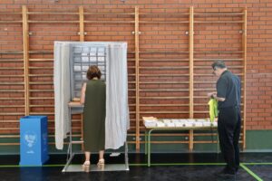 Persona votando en un centro electoral durante las elecciones generales en Palencia