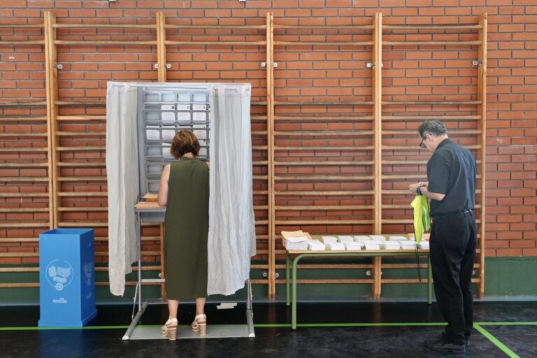 Persona votando en un centro electoral durante las elecciones generales en Palencia