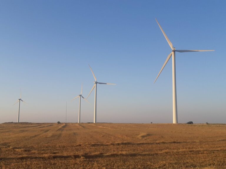 Parque eólico en un páramo de Palencia con aerogeneradores