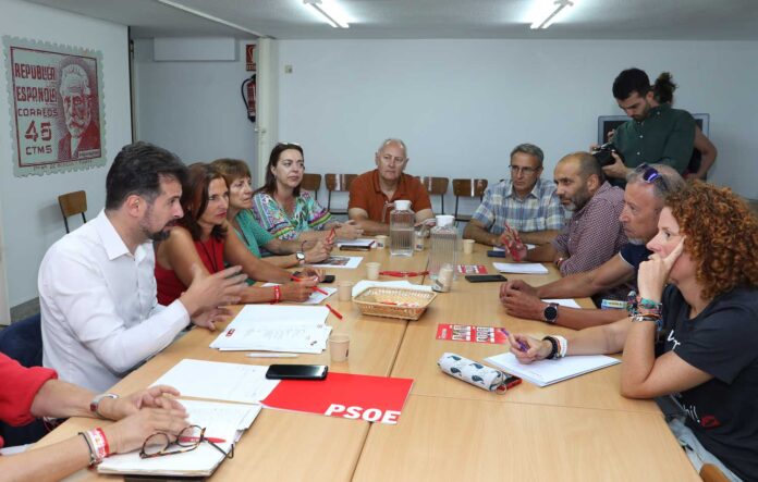 El secretario general del PSOECyL, Luis Tudanca y las candidatas por Palencia al Congreso y al Senado, María Luz Martínez Seijo y Rosa Aldea, se reúnen con los sindicatos UGT y CCOO. Brágimo ICAL