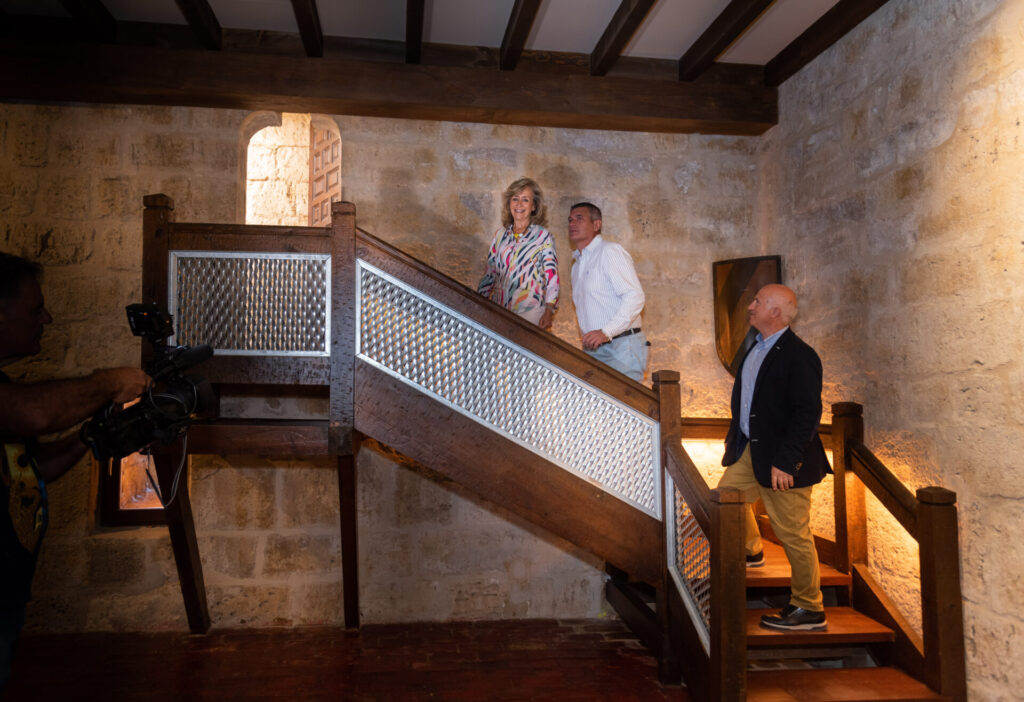 La vicepresidenta primera de la Diputación de Palencia, María José de la Fuente junto con el vicepresidente segundo, Urbano Alonso, en la visita de esta mañana a la evolución de las obras del Castillo de Monzón de Campos