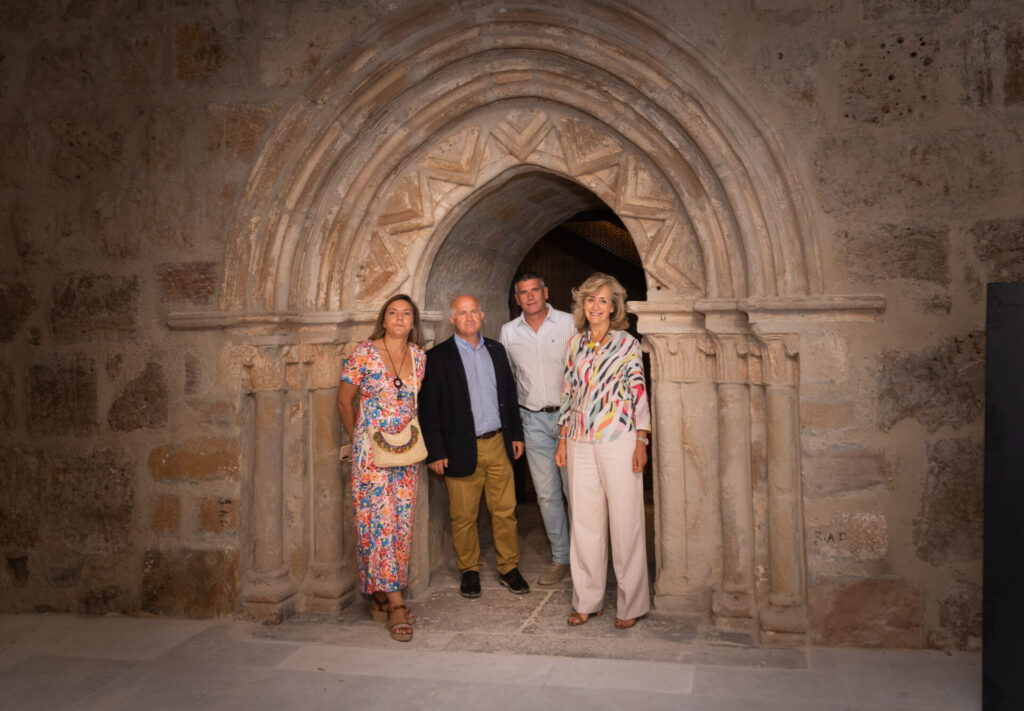 La vicepresidenta primera de la Diputación de Palencia, María José de la Fuente junto con el vicepresidente segundo, Urbano Alonso, en la visita de esta mañana la evolución de las obras del Castillo de Monzón de Campos 