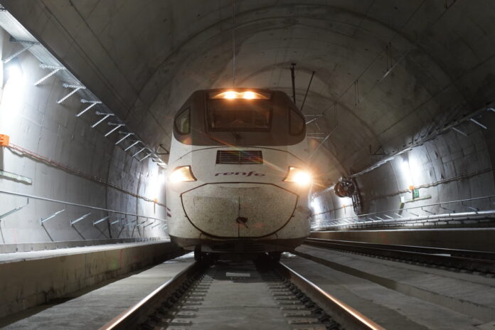 Un tren Alvia S-130 realiza las pruebas de fiabilidad de Adif en la Variante de Pajares en el recorrido entre León y Pola de Lena (Asturias).