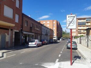 Señal que indica el fin de la prohibición de ir a más de 30 km/h en la calle Bailén, de un carril. / Óscar Herrero
