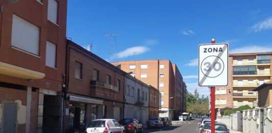 Señal que indica el fin de la prohibición de ir a más de 30 km/h en la calle Bailén, de un carril. / Óscar Herrero