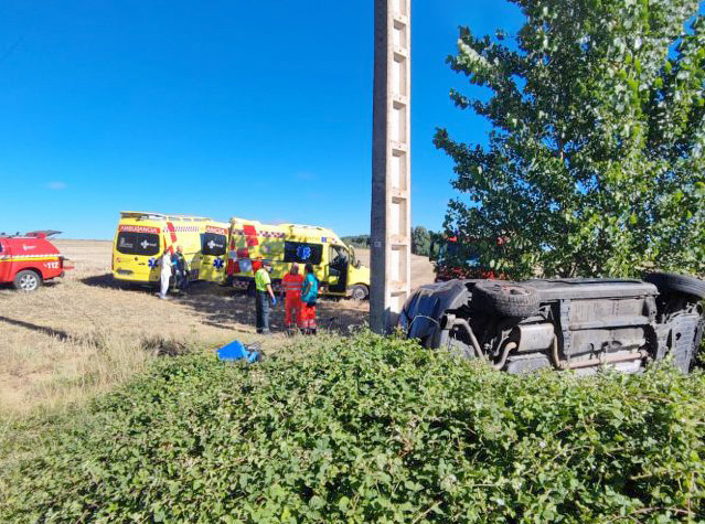 Un hombre de 49 años fallecido y tres personas heridas, entre ellas una niña de cuatro años, es el trágico balance del accidente de tráfico registrado esta mañana en la autovía A-231 a su paso por el municipio leonés de Calzada del Coto, León