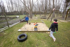 Dos niños en un parque infantil. / ICAL