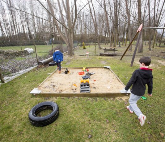 Dos niños en un parque infantil. / ICAL