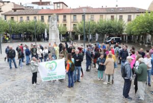 Manifestantes a favor del Soterramiento en la Plaza Mayor, durante la celebración del Pleno.
