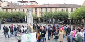 Manifestantes a favor del Soterramiento en la Plaza Mayor, durante la celebración del Pleno.