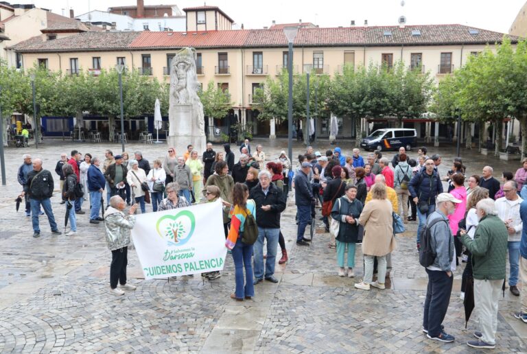 Manifestantes a favor del Soterramiento en la Plaza Mayor, durante la celebración del Pleno.