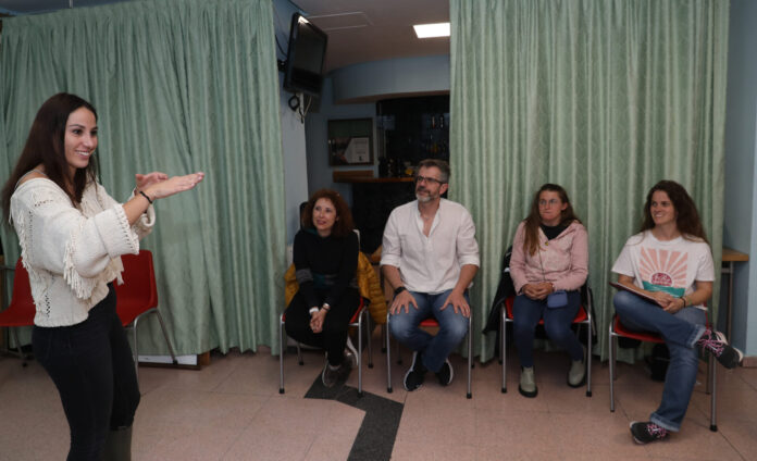 Clase de lenguaje de signos para personas sordas de Palencia