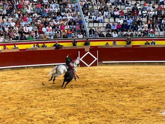 Lea Vicens triunfa en una fría tarde de rejones en Campos Góticos