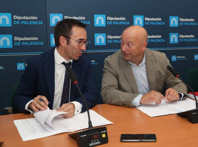 Brágimo / ICAL . El director general de Trabajo de la Junta, Fernando de la Parte (I); acompañado del diputado de Desarrollo Agrario y Medio Ambiente, Luis Calderón(D)