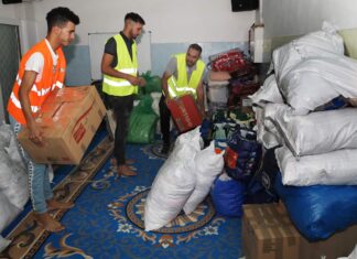 Campaña de recogida de ropa, alimentos y medicamentos para los damnificados por el terremoto de Marruecos a través de la Asociación Islámica de Palencia, en la imagen Tarik, Aziz y El Mehdi colocan y recogen la ayuda recibida. Brágimo ICAL