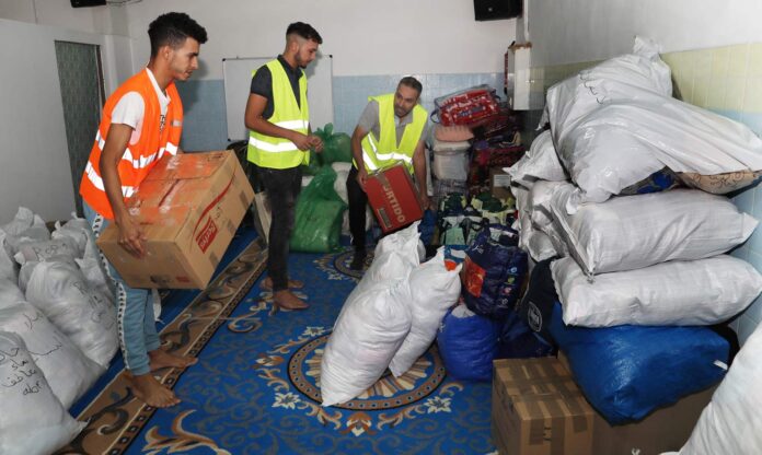 Campaña de recogida de ropa, alimentos y medicamentos para los damnificados por el terremoto de Marruecos a través de la Asociación Islámica de Palencia, en la imagen Tarik, Aziz y El Mehdi colocan y recogen la ayuda recibida. Brágimo ICAL