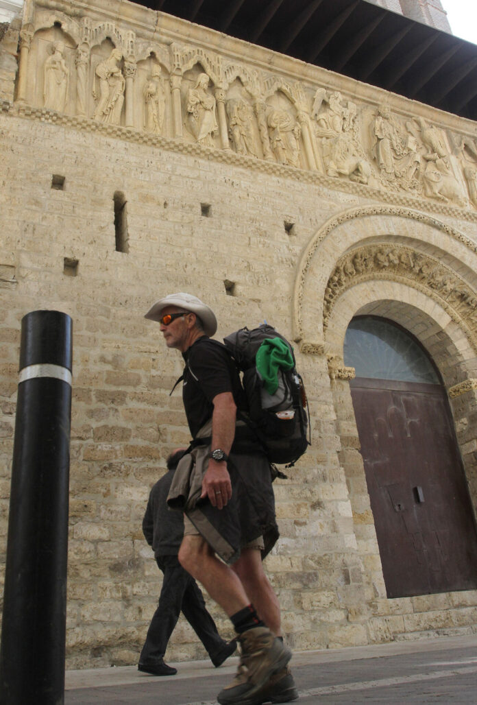 Peregrino a su paso por Carrión de los Condes en el Camino de Santiago