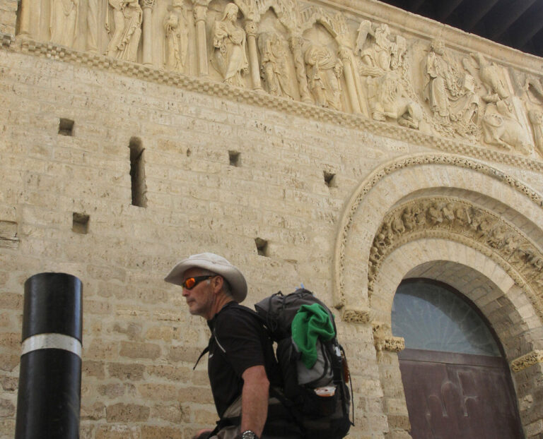 Un peregrino ante la iglesia de Santiago de Carrión de los Condes. / ICAL