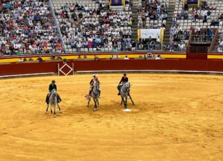 Lea Vicens triunfa en una fría tarde de rejones en Campos Góticos