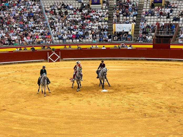 Lea Vicens triunfa en una fría tarde de rejones en Campos Góticos