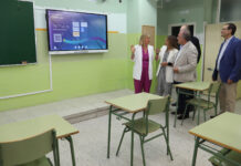 La consejera de Educación, Rocío Lucas, acompañada del director provincial de Educación, Sabino Herrero; y de la directora del IES Victorio Macho,, Victoria de la Era, entre otros, informa sobre las obras de reforma, mejora y sustitución (RMS) en los centros docentes ejecutadas a lo largo del verano. / Brágimo (ICAL)