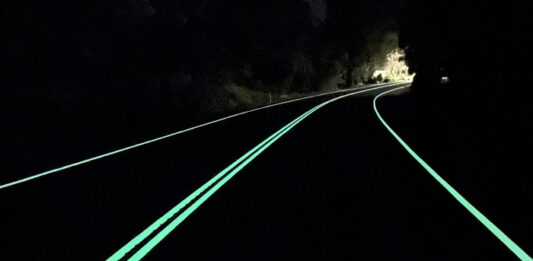 Ejemplo de una carretera con líneas fotoluminiscentes, como las que quiere extender la Diputación por varias travesías de la provincia. / Revista DGT.
