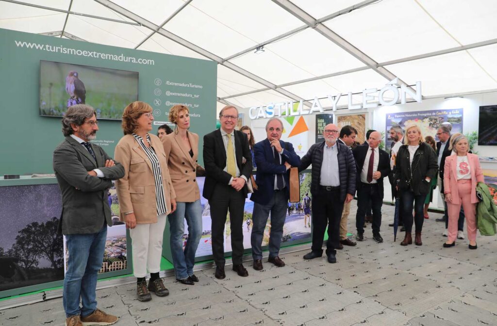 ICAL . El director general de Turismo de la Junta, Ángel González(C); la directora general de turismo de Extremadura, Anabel Domínguez(3I); y la presidenta de la Diputación de Palencia, Ángeles Armisén(2I), entre otros , inauguran la VI Feria de Ecoturismo de Castilla y León 'NATURCYL'