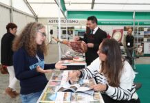 Brágimo / ICAL. El director general de Turismo de la Junta, Ángel González, y la presidenta de la Diputación de Palencia, Ángeles Armisén, inauguran la VI Feria de Ecoturismo de Castilla y León 'NATURCYL'