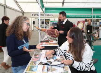 Brágimo / ICAL. El director general de Turismo de la Junta, Ángel González, y la presidenta de la Diputación de Palencia, Ángeles Armisén, inauguran la VI Feria de Ecoturismo de Castilla y León 'NATURCYL'