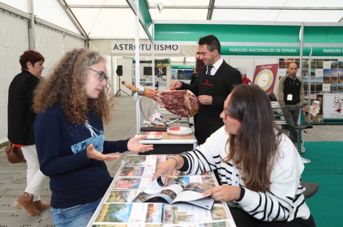 Brágimo / ICAL. El director general de Turismo de la Junta, Ángel González, y la presidenta de la Diputación de Palencia, Ángeles Armisén, inauguran la VI Feria de Ecoturismo de Castilla y León 'NATURCYL'