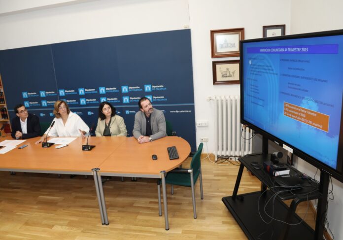 Presentación del programa de animación sociocomunitaria para el medio rural La presidenta de la Diputación, Ángeles Armisén; acompañada del diputado del área de Servicios Sociales, Juan Antonio Obispo(I); y de la diputada de Mujer e Igualdad, Patricia Pérez (2D) presenta el programa de animación sociocomunitaria de la institución provincial para el último trimestre del año