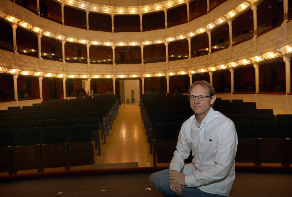 El escritor palentino, Asier Aparicio se alza con el Premio Parábasis, otorgado por la Escuela Superior de Arte Dramático (ESAD) de Extremadura, en la imagen posa en el teatro Principal. / Brágimo (ICAL)