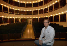 El escritor palentino, Asier Aparicio se alza con el Premio Parábasis, otorgado por la Escuela Superior de Arte Dramático (ESAD) de Extremadura, en la imagen posa en el teatro Principal. / Brágimo (ICAL)