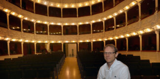 El escritor palentino, Asier Aparicio se alza con el Premio Parábasis, otorgado por la Escuela Superior de Arte Dramático (ESAD) de Extremadura, en la imagen posa en el teatro Principal. / Brágimo (ICAL)