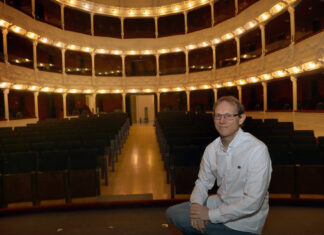 El escritor palentino, Asier Aparicio se alza con el Premio Parábasis, otorgado por la Escuela Superior de Arte Dramático (ESAD) de Extremadura, en la imagen posa en el teatro Principal. / Brágimo (ICAL)