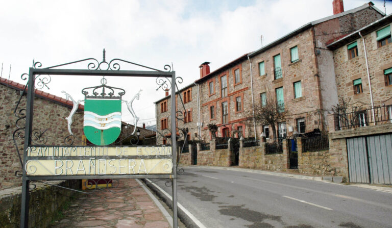 Cartel escudo de la entrada en Brañosera