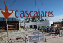 Responsables y trabajadores de Cascajares y de las empresas constructoras junto al cartel de Cascajares que sobrevivió al incendio y que se ha vuelto a recolocar en las nuevas instalaciones. / Brágimo (ICAL)