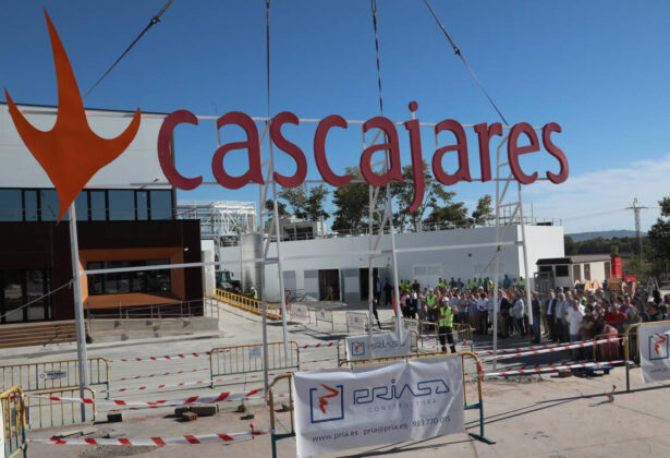 Responsables y trabajadores de Cascajares y de las empresas constructoras junto al cartel de Cascajares que sobrevivió al incendio y que se ha vuelto a recolocar en las nuevas instalaciones. / Brágimo (ICAL)