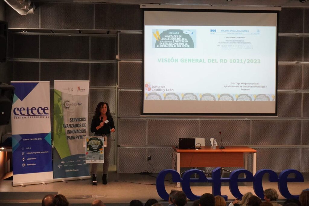 Hosteleros y comerciantes de alimentos despejan dudas sobre la normativa de higiene alimentaria en una jornada de Cetece