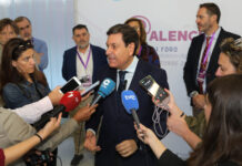 (IaD) La presidenta de la Diputación, Ángeles Armisén; el consejero de Economía y Hacienda, Carlos Fernández Carriedo; el concejal de Cultura, Fran Fernandez; y el director del Grupo Palencia Invierte, Sergio Lozano, en la inauguración del I Foro Empresas y Medios de Comunicación digitales en Castilla y León / Brágimo (ICAL)